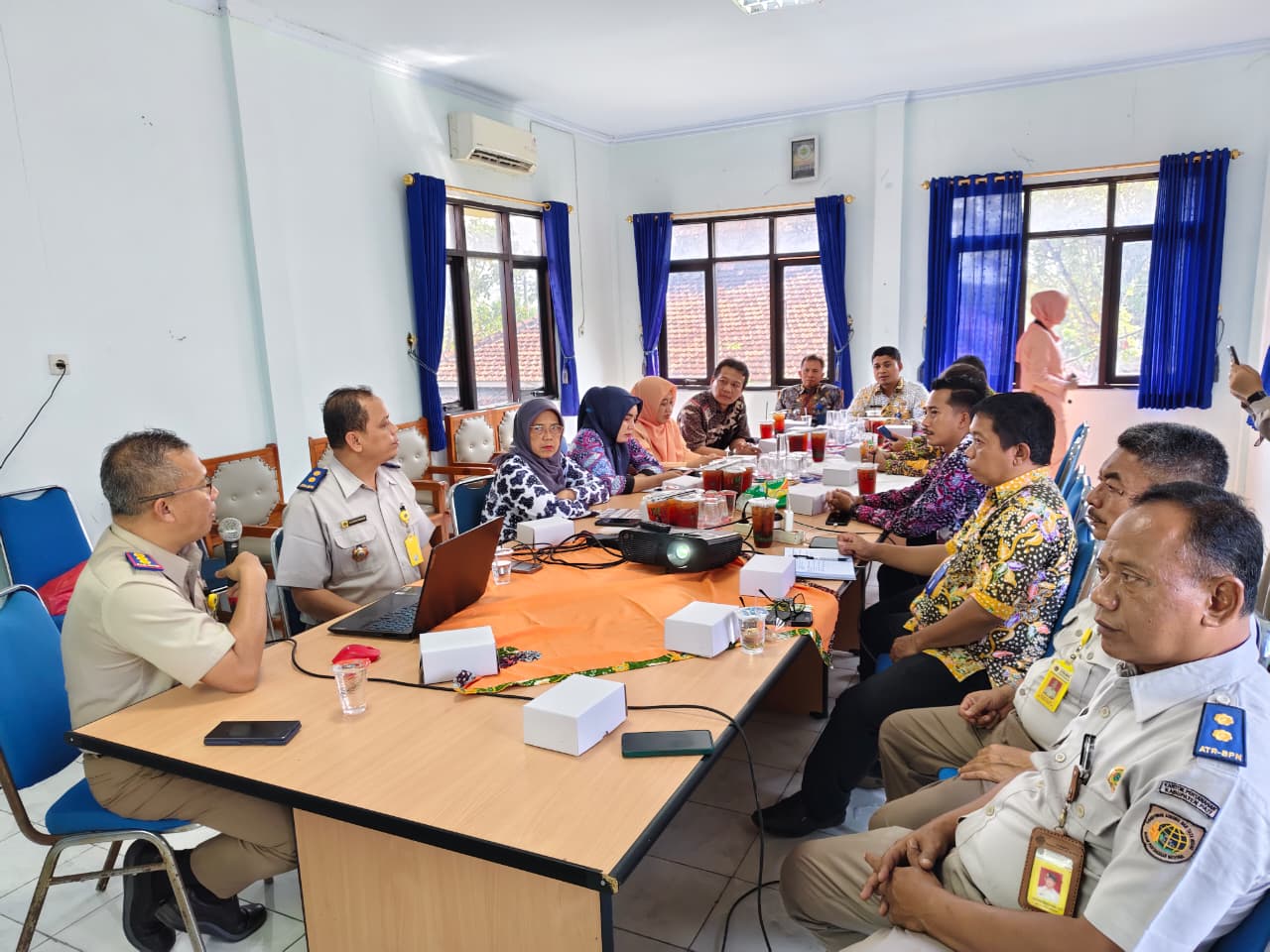 Sosialisasi Program "Semar Besan" Servic Pertanahan Masyarakat Rembang Berbasis Desa dan Kelurahan dari BPN Rembang yang dihadiri Paguyuban Camat di Ruang Rapat Lantai 2 Kantor Kecamatan Rembang. Selasa, 7 Oktober 2025