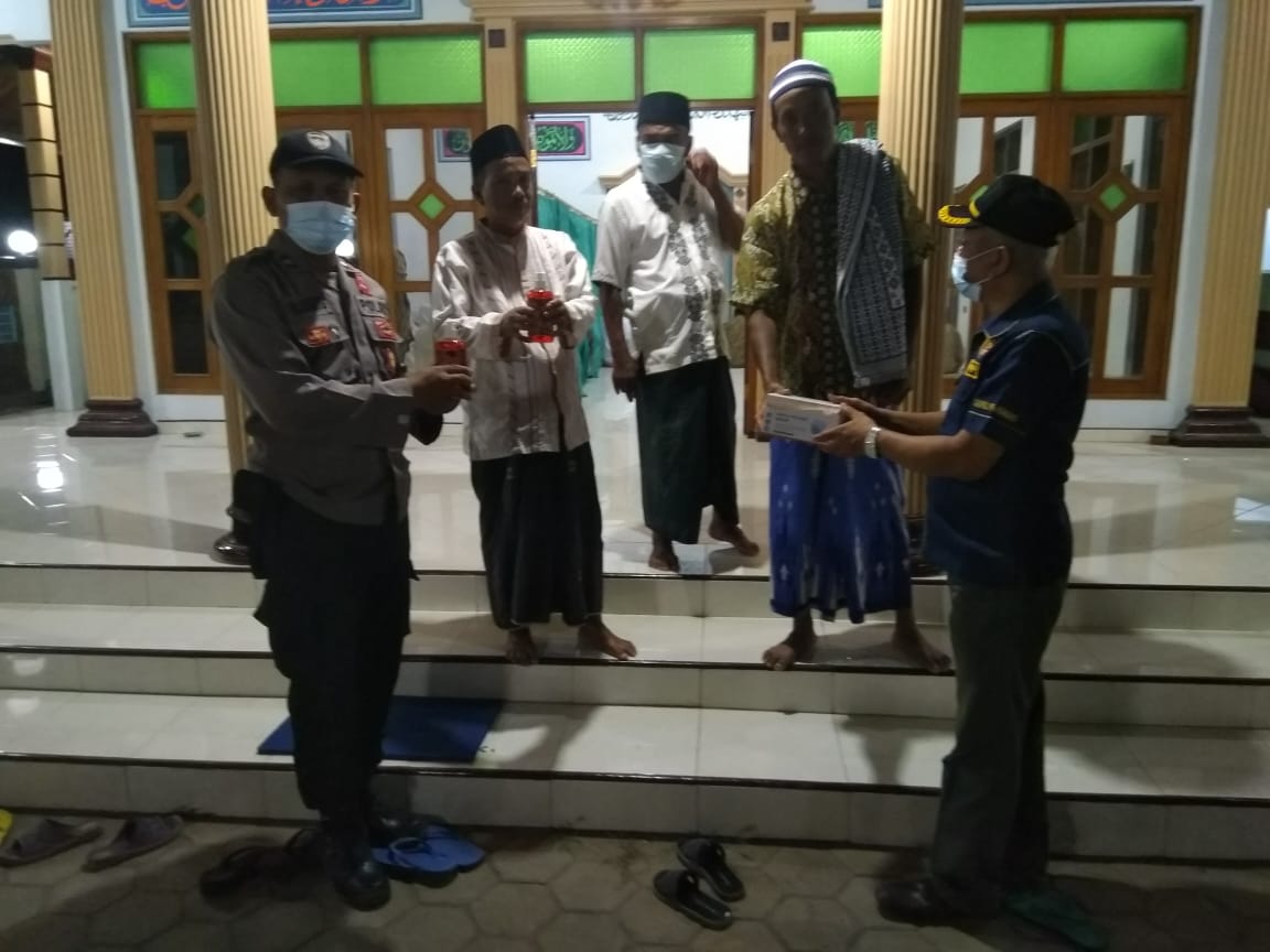 PEMBAGIAN MASKER DAN SABUN CUCI TANGAN OLEH TIM SATGAS COVID- 19 KECAMATAN REMBANG